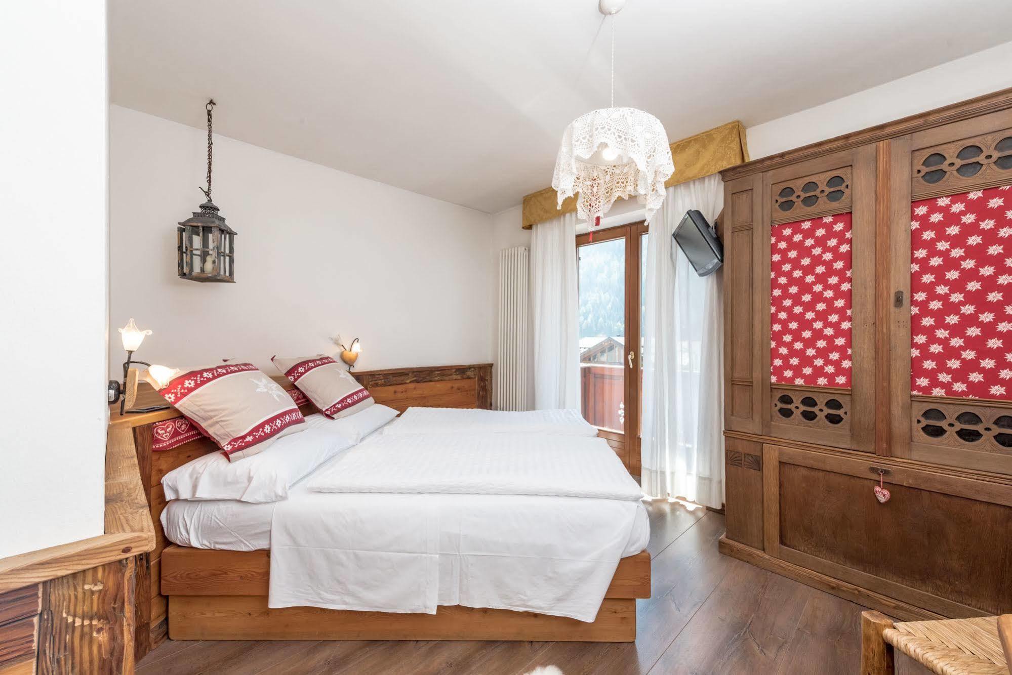 Hotel Pezzotti Pellizzano Luaran gambar